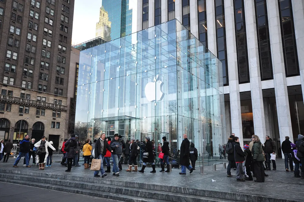 The glass cube entrance of the Apple Store on Fifth Avenue with visitors outside